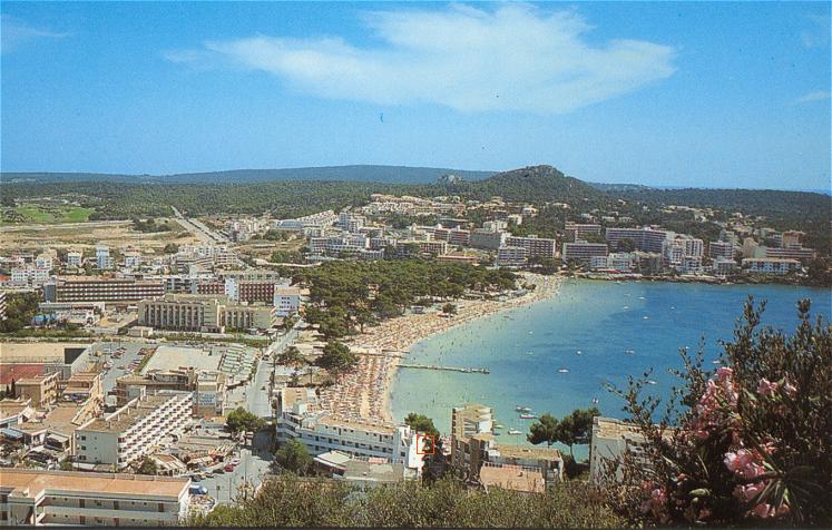 Blick auf den Strand und auf die Bucht ...